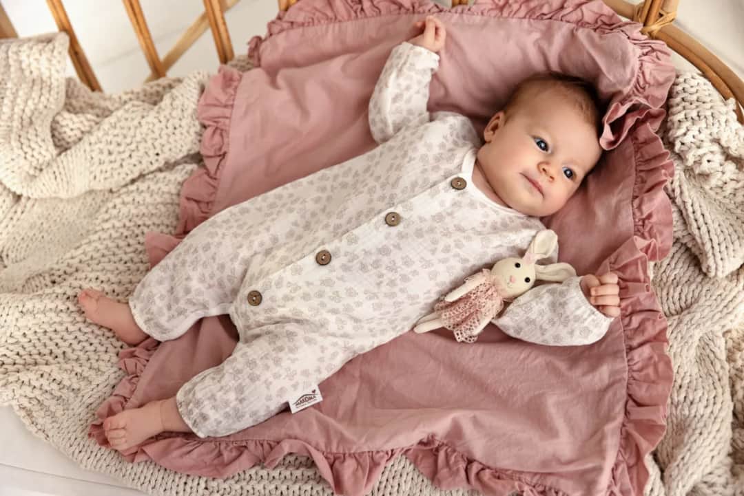 Wygodne pajacyki niemowlęce na zamek - komfort i łatwość ubierania