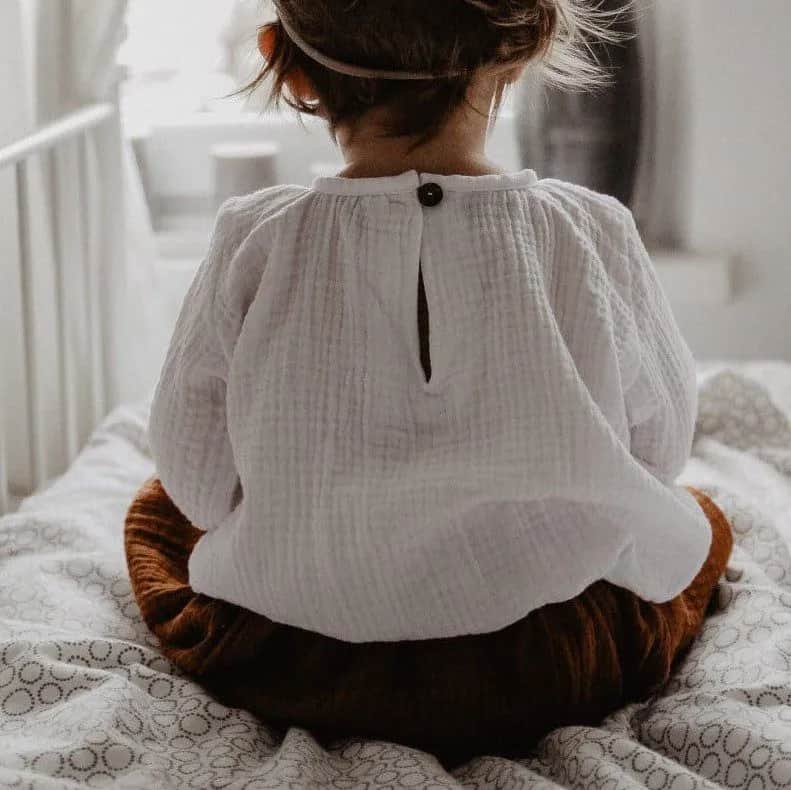 Biała bluzka dla dziewczynki 5 10 15 - elegancja na każdą okazję