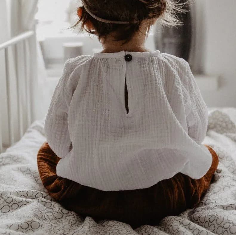 Biała bluzka dla dziewczynki 5 10 15 - elegancja na każdą okazję