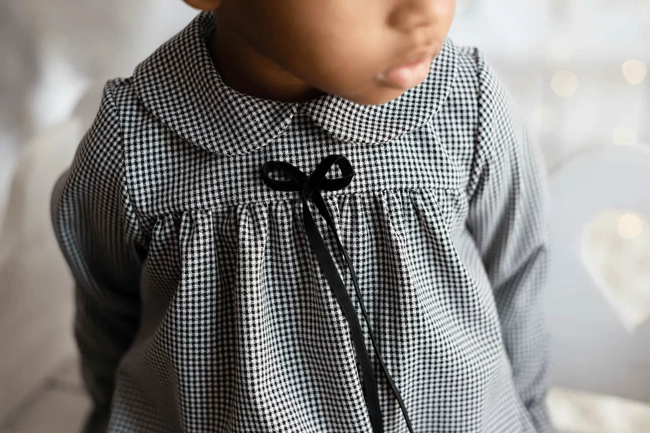 Sukienka niemowlęca w kratkę – stylowe wybory na każdą okazję