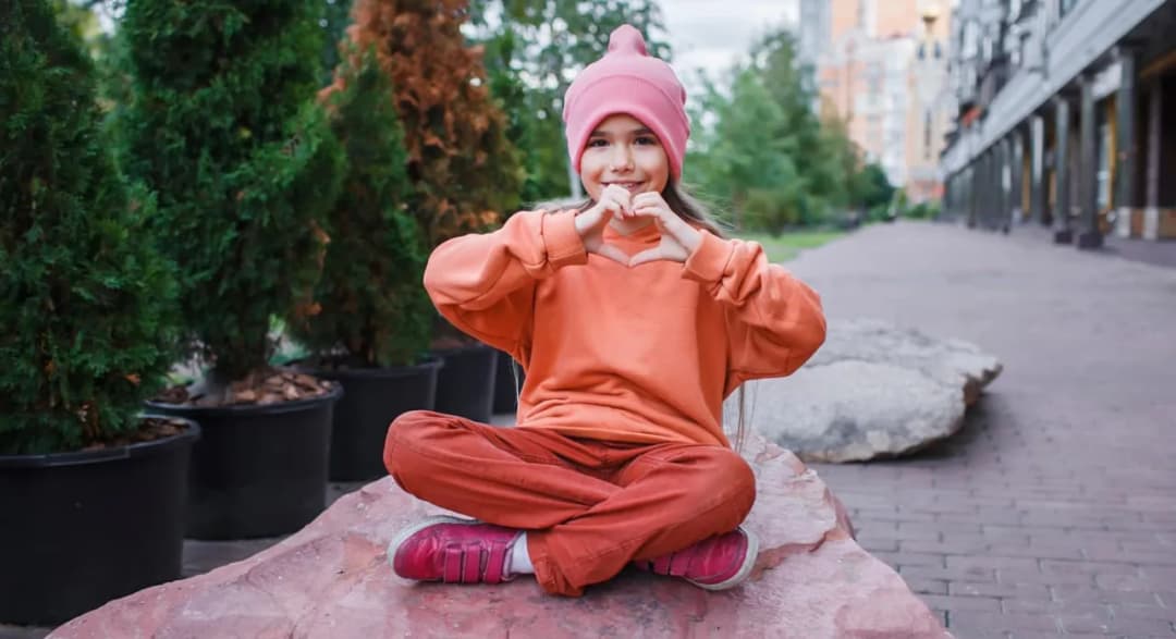 Najlepsze pluszowe bluzy dla dziewczynki – ciepłe i modne wybory