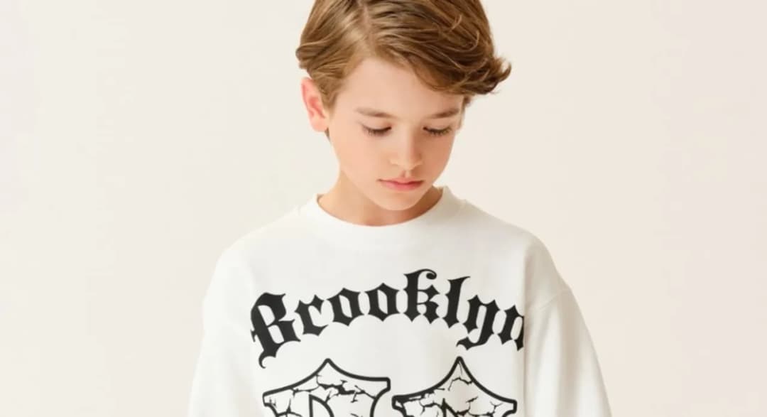 Najlepsze bluzki dla chłopaków - stylowe i wygodne na każdą okazję