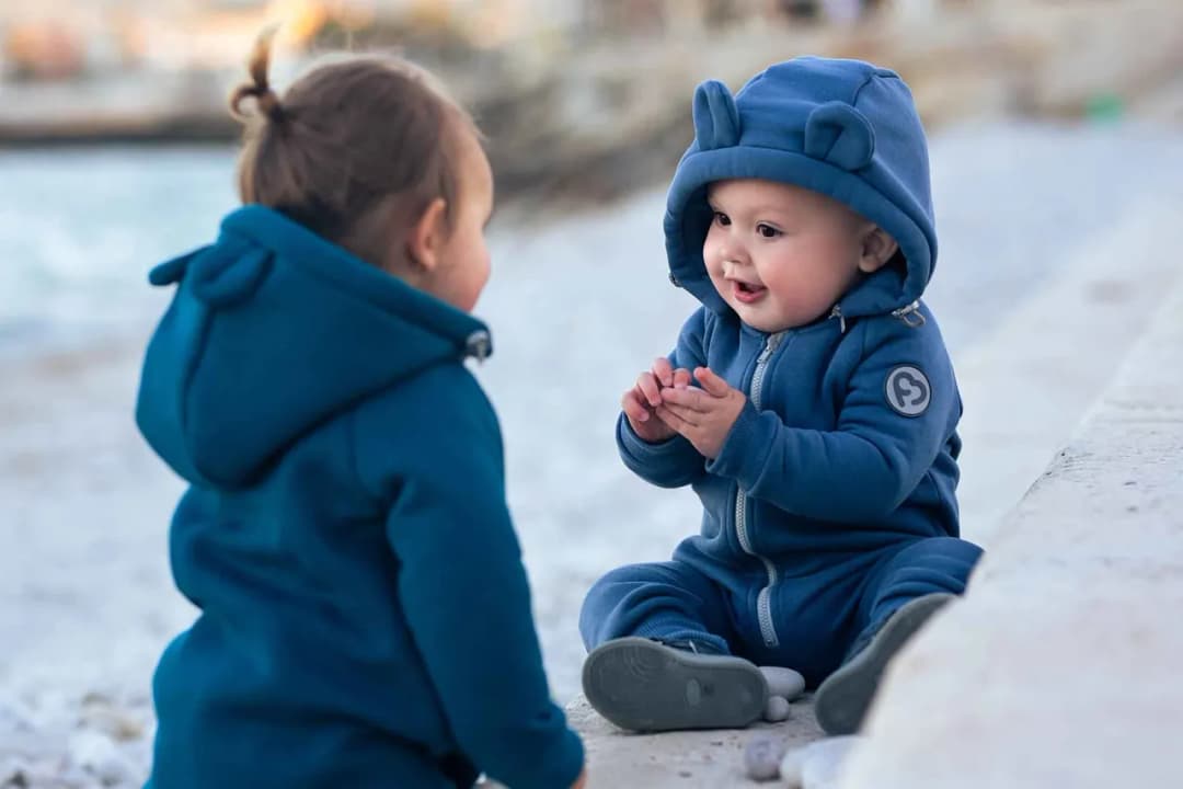 Najlepsze kombinezony niemowlęce zimowe chłopięce, które zapewnią ciepło
