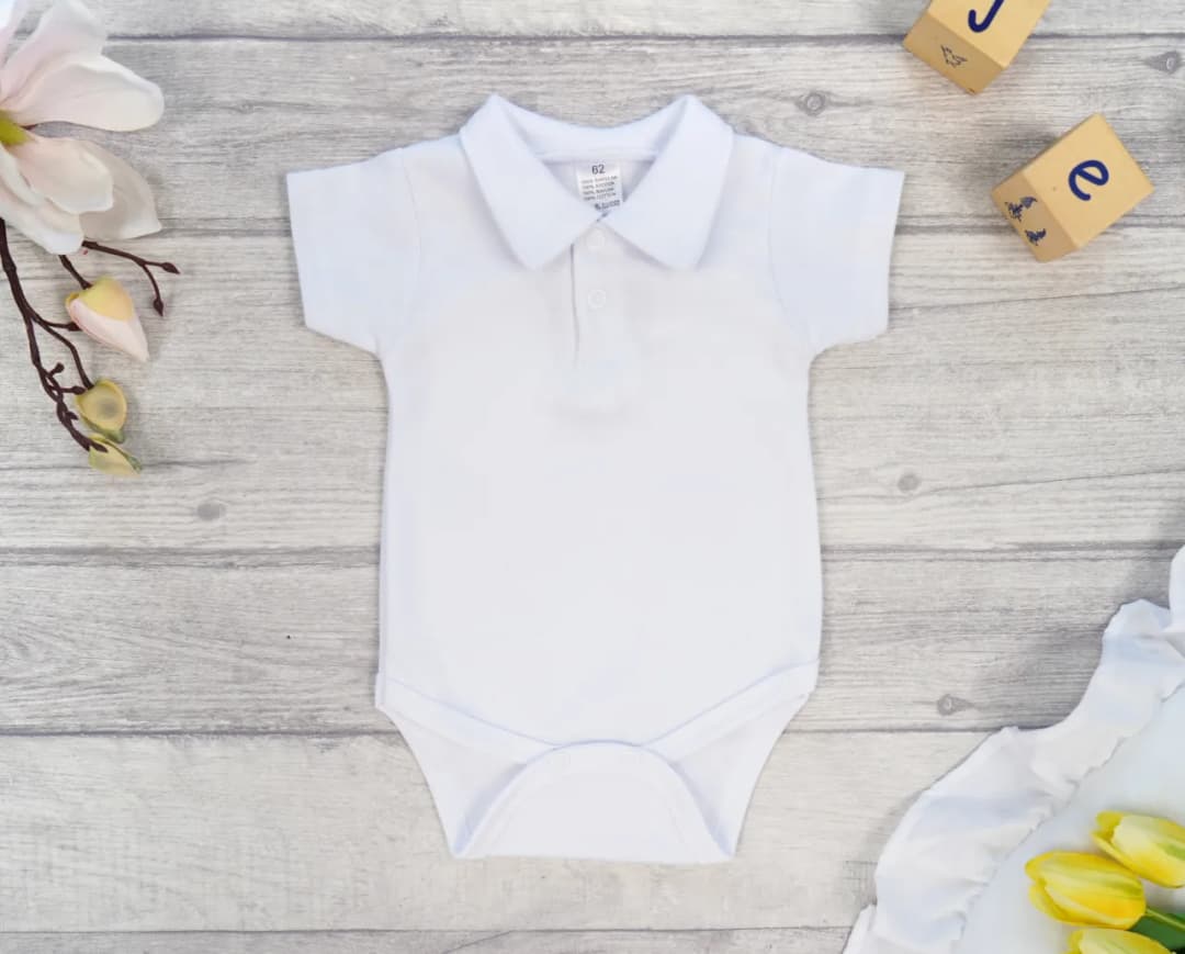 Stylowe body niemowlęce białe z kołnierzykiem - komfort i elegancja