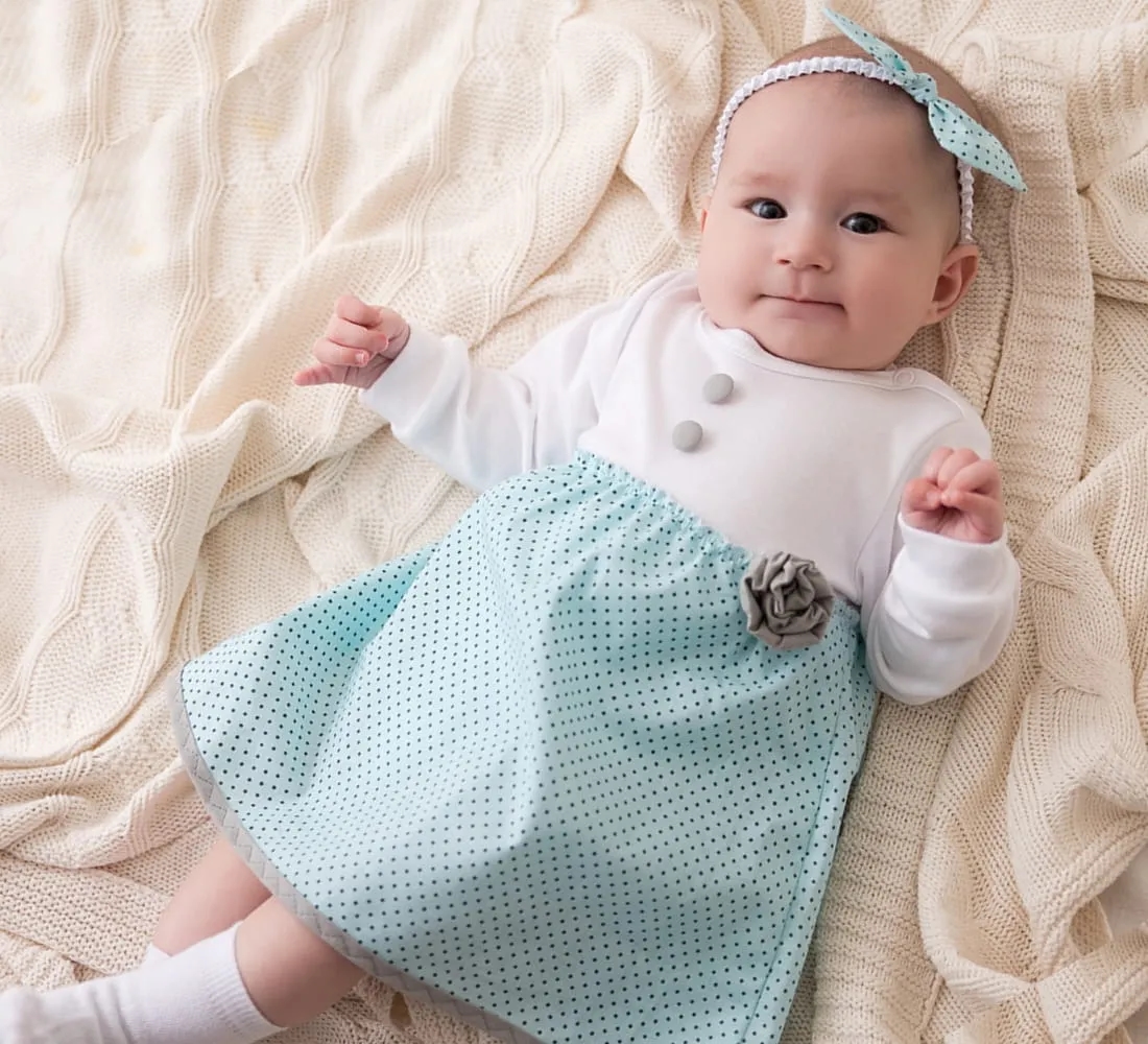 Sukienki niemowlęce Smyk – wygodne i modne ubranka dla maluszków